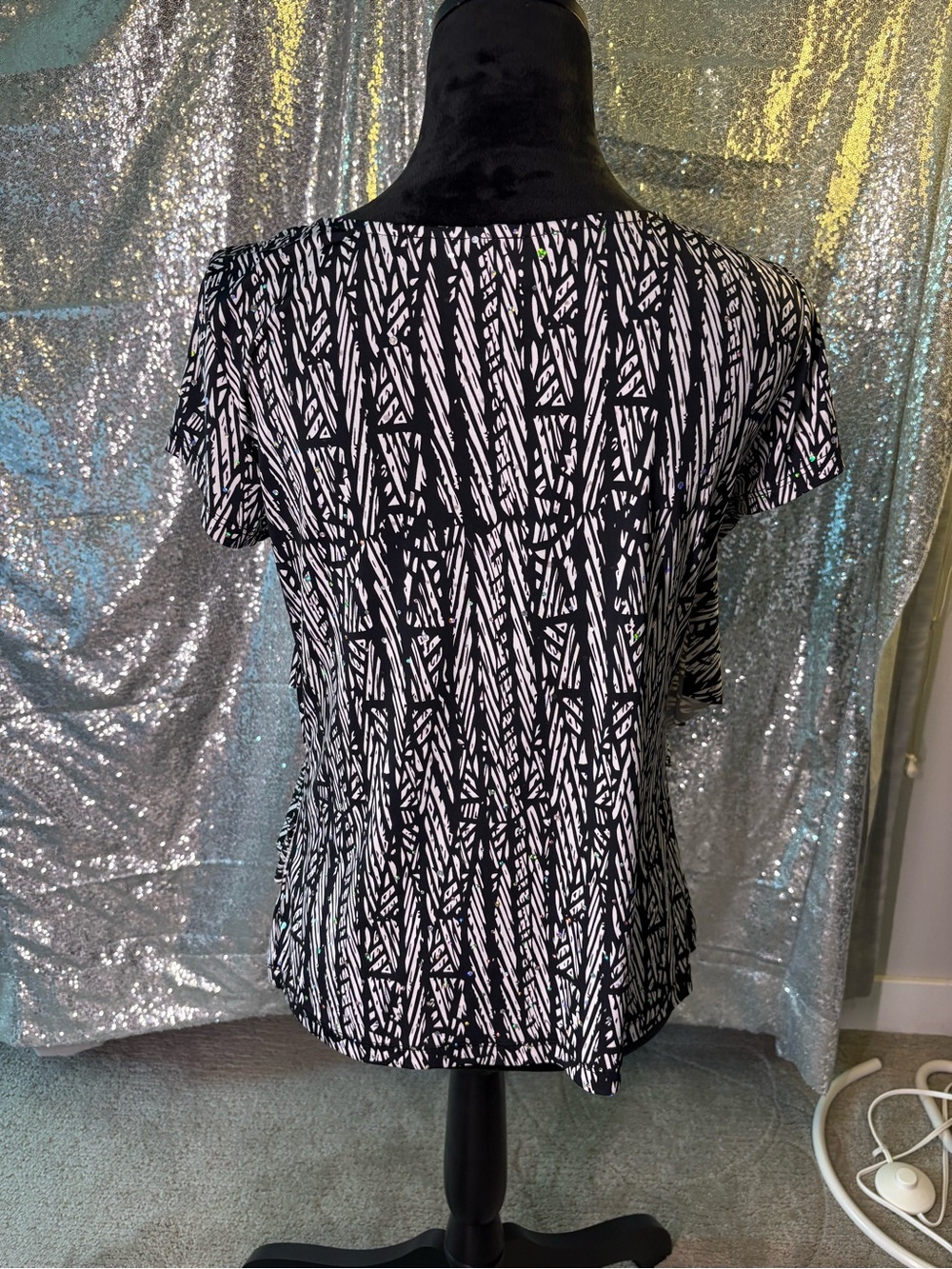 Sparkly Abstract Ruffle Top 🖤 - Picture 4 of 5